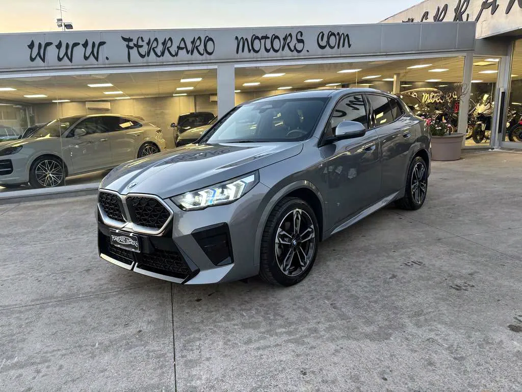 BMW esposta davanti alla sede Ferraro Motors